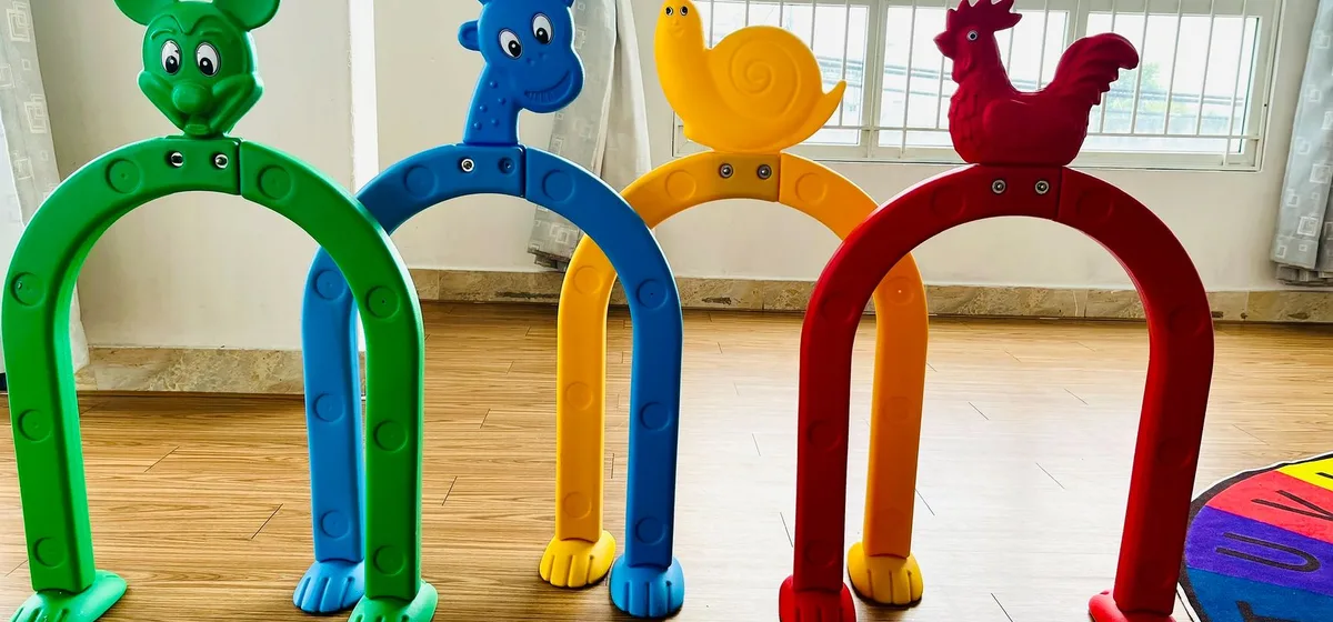Farebné ihriskové hračky v záhrade