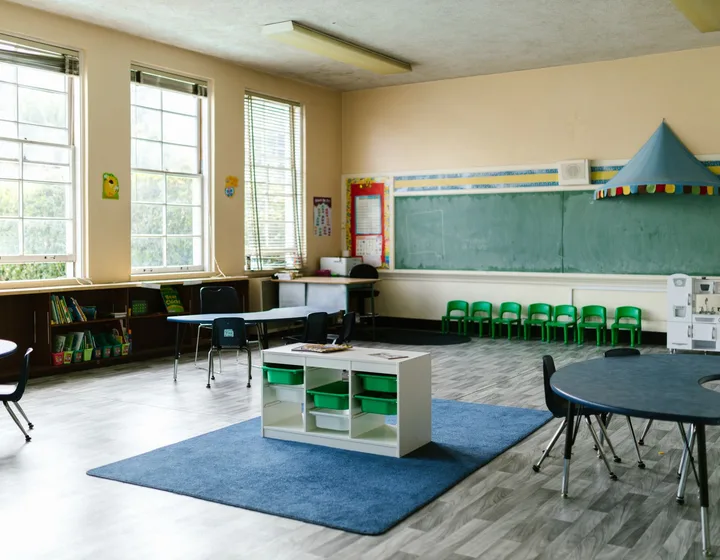 Svetlá trieda s farebnými stoličkami