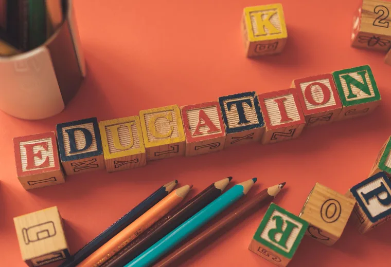 Edukačné hračky a kocky s písmenami